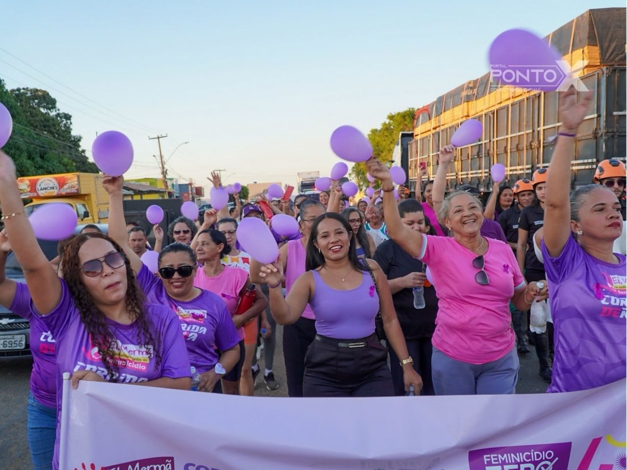 Cristino Castro realiza caminhada de conscientização pelo fim da violência contra a mulher